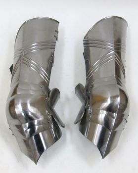 IR80748 - Gothic Leg Guard Armor Set